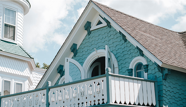 An aqua blue panelled house in Martha's Vineyard, America isthe back drop for this weelk's Hobbs at Home.