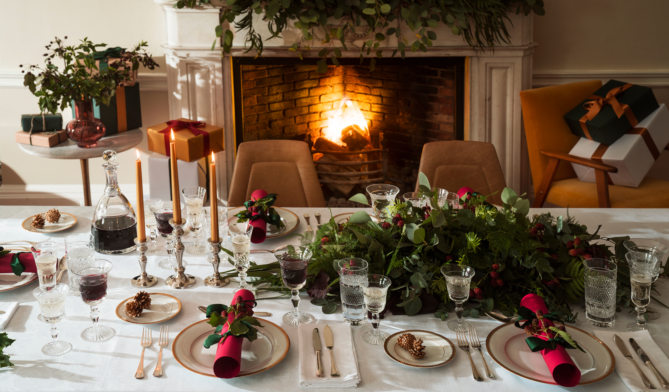 Image of a dining table set for a Christmas dinner.