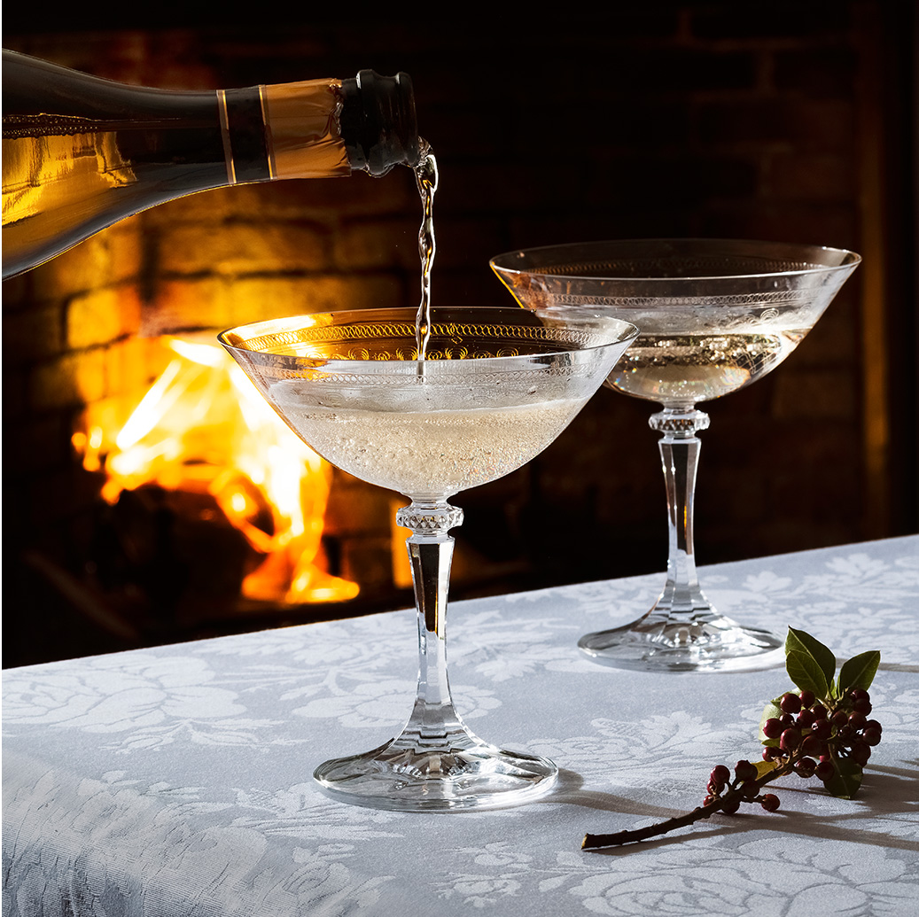 Image of a dining table set for a Christmas dinner.