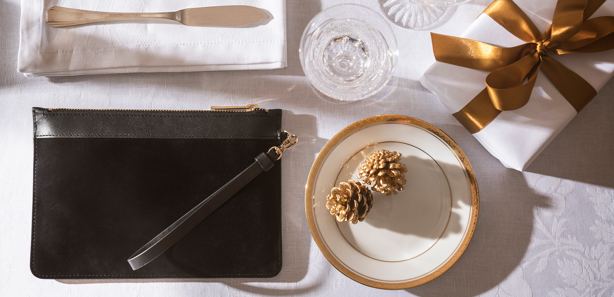 Image of a dining table set for a Christmas dinner.
